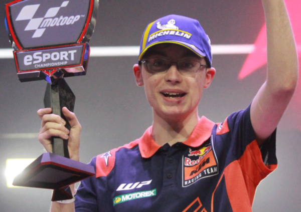 MotoGP eSport, Jack Hammersley &egrave; il nuovo King mondiale (virtuale). E alla premiazione c&#039;era il campione reale Dani Pedrosa. Gli italiani, invece?