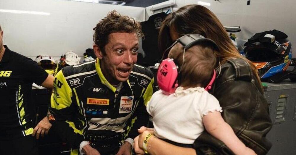 &quot;Gira Gigi, gira!&quot;: Valentino Rossi che guida con la figlia Giulietta &egrave; la cosa pi&ugrave; bella che vedrete oggi