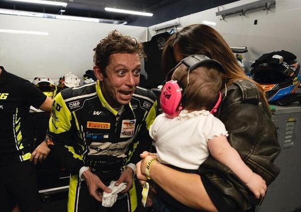 &quot;Gira Gigi, gira!&quot;: Valentino Rossi che guida con la figlia Giulietta &egrave; la cosa pi&ugrave; bella che vedrete oggi