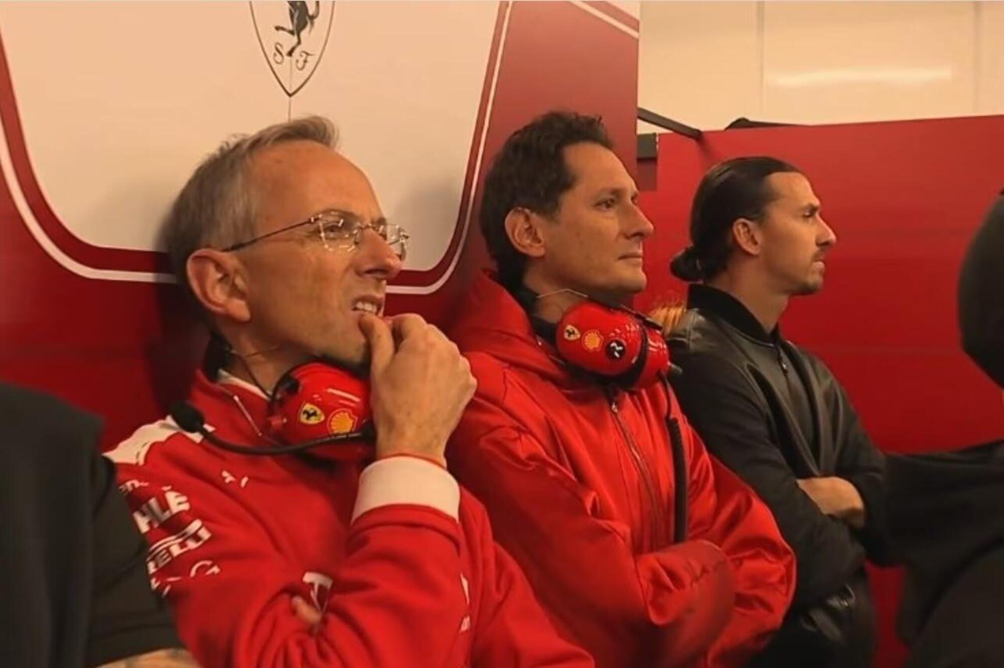 John Elkann con (tra gli altri) Ibra durante il Gp di Las Vegas