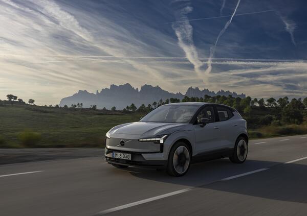 Il mondo nuovo in una notte a Barcellona: Volvo EX30 &egrave; il SUV premium per portare l&rsquo;elettrico tra le strade [VIDEO]