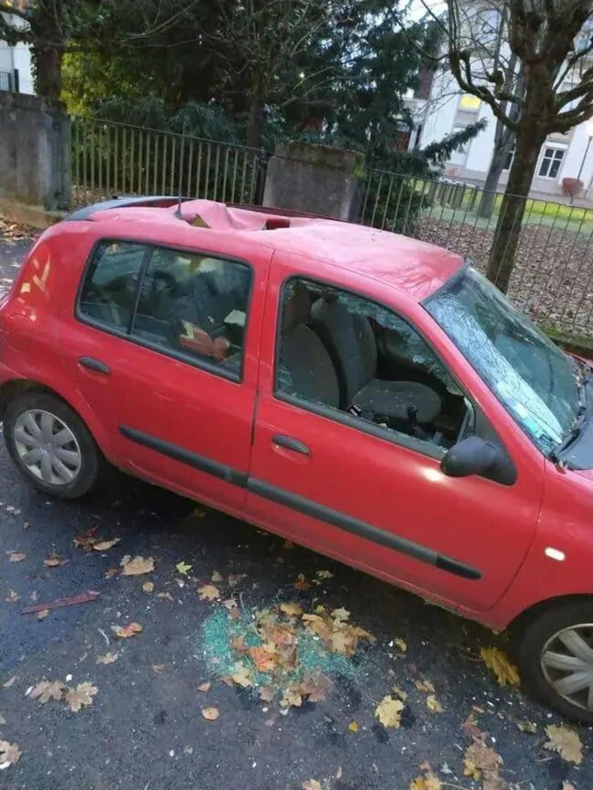 L'auto sulla quale sarebbe caduto un "meteorite"