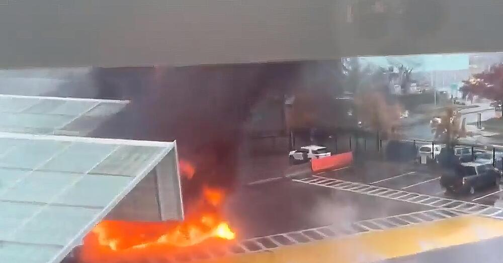 Auto esplode sul ponte al confine, ci sono morti e feriti: l&rsquo;ipotesi terrorismo, ma cosa &egrave; successo? [VIDEO]