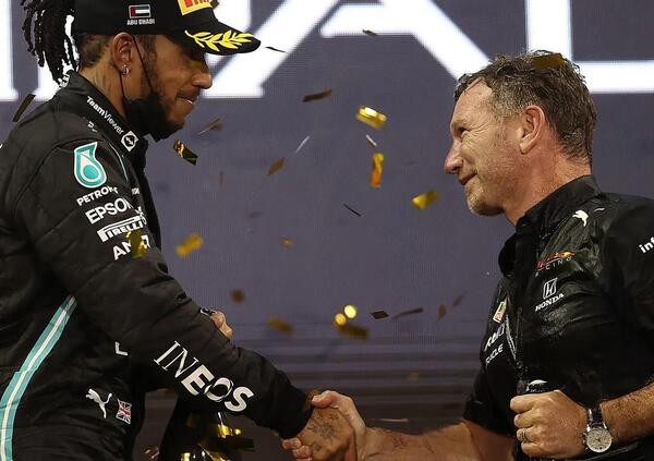 Lewis Hamilton nega le parole di Horner: &quot;Non ho mai cercato Red Bull, sono stati loro a inizio anno...&quot;