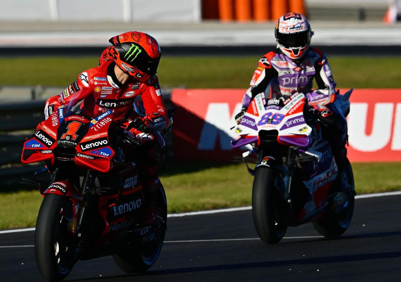 Pecco Bagnaia sulle provocazioni di Jorge Mart&iacute;n: &quot;Lo fa da 3 gare, dovrebbe pensare ai fatti suoi. Ai piloti Ducati chieder&ograve;...&quot;