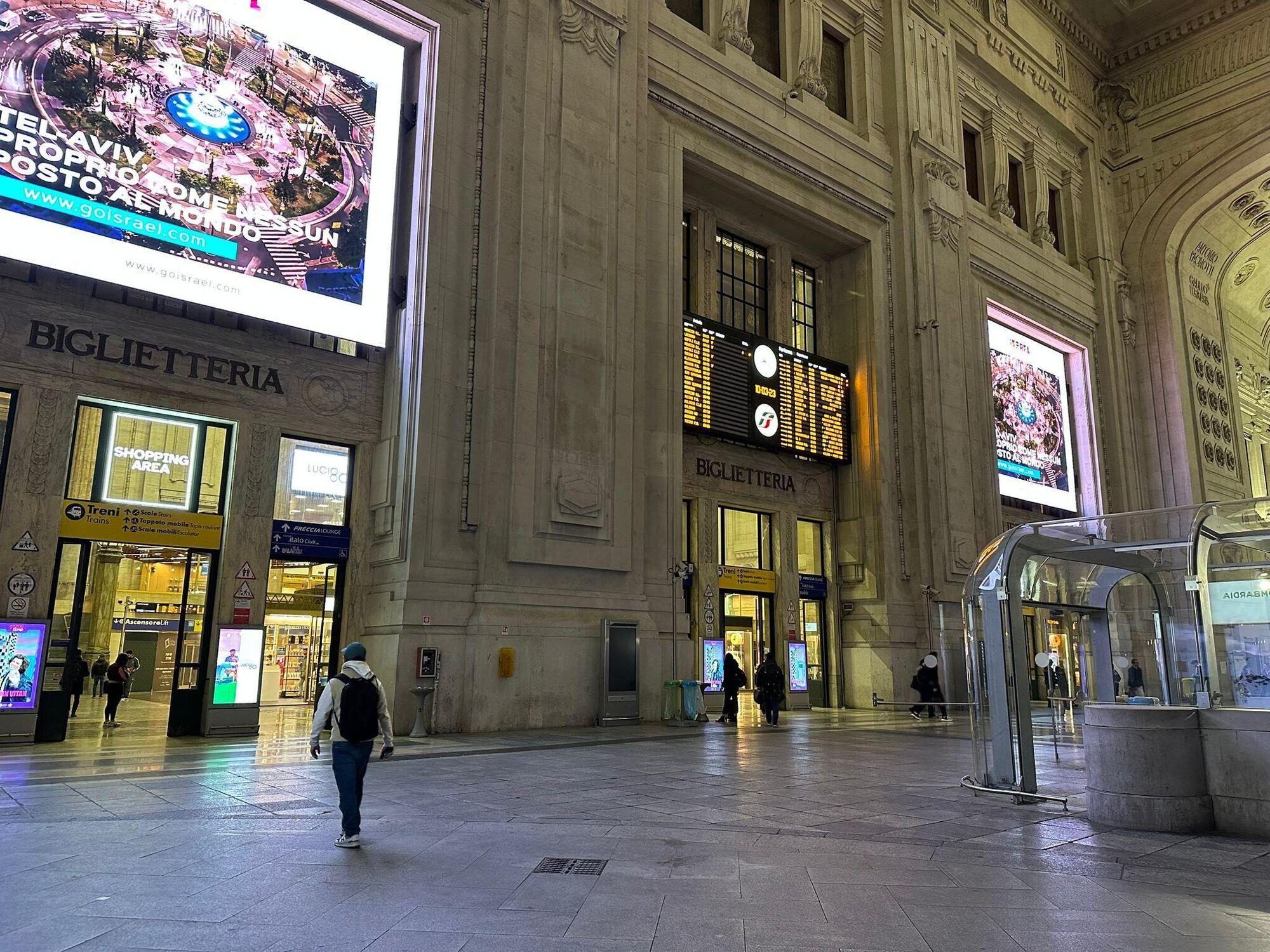 Dentro la stazione Centrale, con alcune delle sue &quot;presenze&quot;