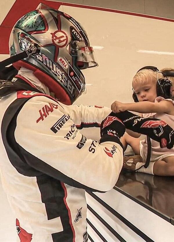 La figlia di Kevin Magnussen che aiuta il padre prima delle qualifiche &egrave; la cosa pi&ugrave; bella che vedrete oggi