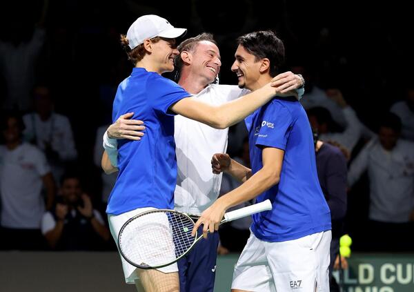 L&rsquo;Italia vince la Coppa Davis grazie a San Sinner, nonostante Musetti e la bestemmia. E la Gazzetta dello Sport... [VIDEO]