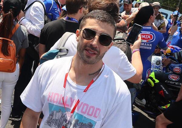 Iannone, dalle moto e le piste ai tour? Ecco come Andrea segue Elodie nei suoi concerti e show, in attesa di...