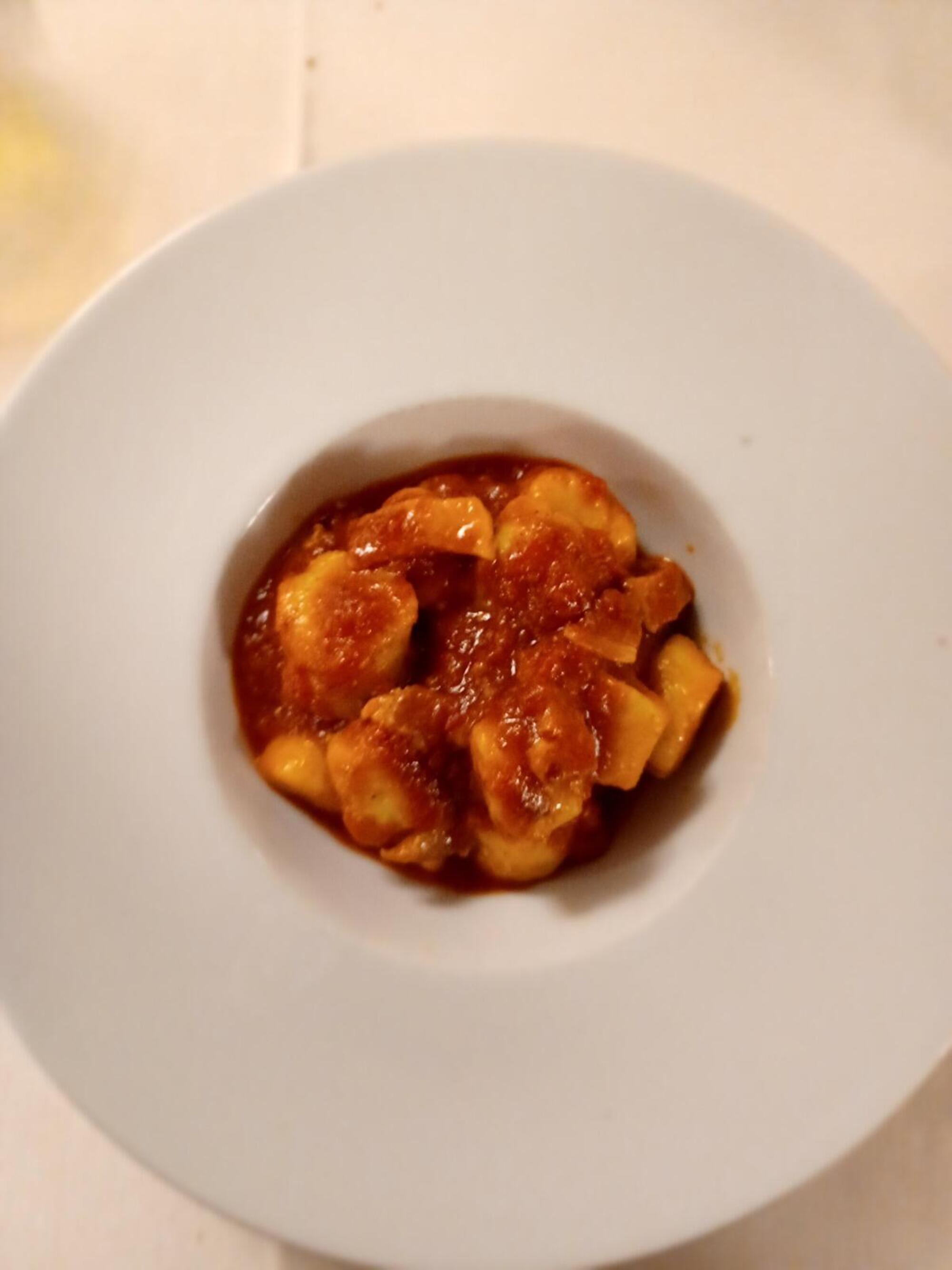 I gnocchi all&#039;amatriciana al ristorante Sora Lella a Roma