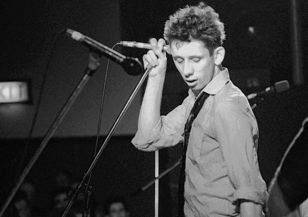 Addio a Shane MacGowan, il cantante dei Pogues che non voleva essere un poeta... ma lo &egrave; stato