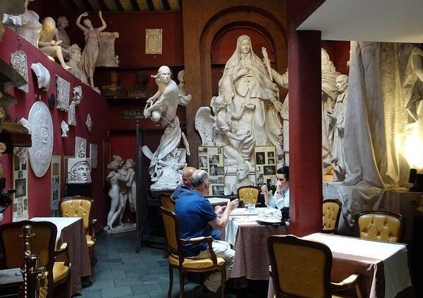 Siamo andati a mangiare al bar Canova-Tadolini a Roma. Belle le statue, ma tra i baristi che litigano e i dolci (pochissimi) per la colazione&hellip; 