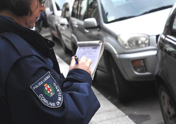 Milano, cos&rsquo;&egrave; la storia delle false multe sul parabrezza? Ecco i dettagli a cui fare caso prima di pagare