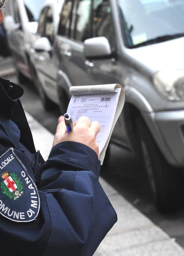 Milano, cos&rsquo;&egrave; la storia delle false multe sul parabrezza? Ecco i dettagli a cui fare caso prima di pagare