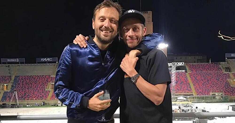 Ma li avete visti Valentino Rossi e Cesare Cremonini &ldquo;piccioncini&rdquo; al concerto di Calcutta con Novello e Cardinaletti? E come cantano... [VIDEO]