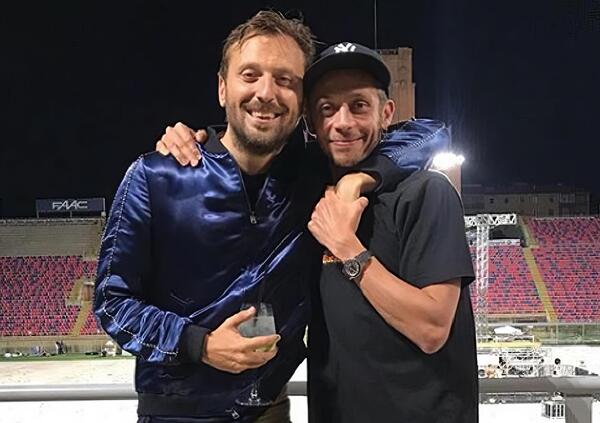 Ma li avete visti Valentino Rossi e Cesare Cremonini &ldquo;piccioncini&rdquo; al concerto di Calcutta con Novello e Cardinaletti? E come cantano... [VIDEO]