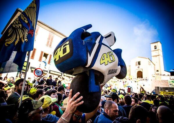 Cara Repubblica, ma come siete messi? Il video che celebra Valentino Rossi a Tavullia &egrave; tutto sbagliato