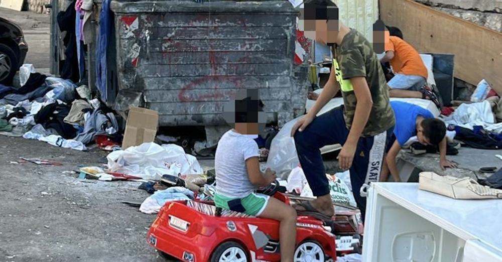 Reportage esclusivo dal nuovo centro dello spaccio di crack, dove anche i bambini rovistano nella spazzatura: Ballar&ograve; a Palermo