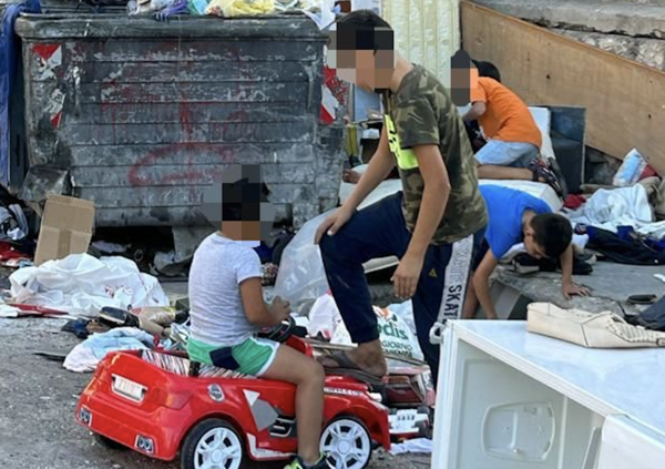 Reportage esclusivo dal nuovo centro dello spaccio di crack, dove anche i bambini rovistano nella spazzatura: Ballar&ograve; a Palermo