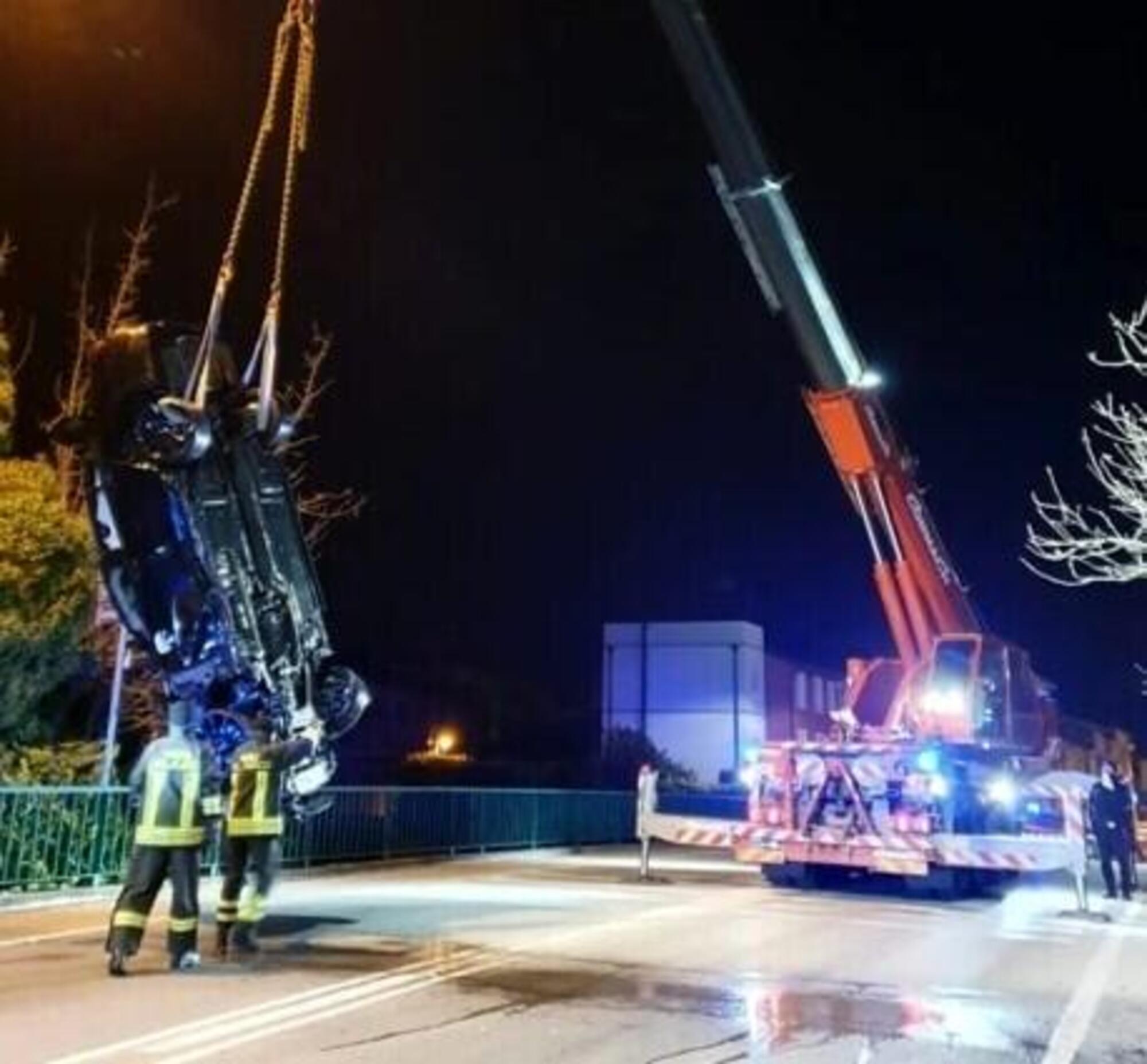 L&#039;auto su cui viaggiavano i ragazzi estratta dal canale