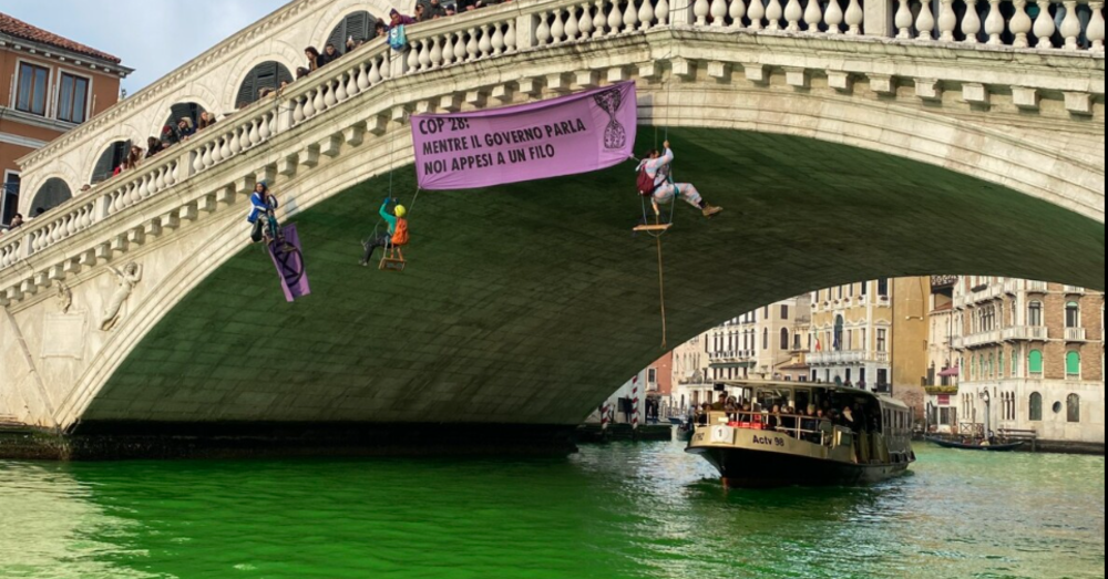 Perch&eacute; colorare il Canal Grande o bloccare il traffico fa il gioco dei negazionisti del clima