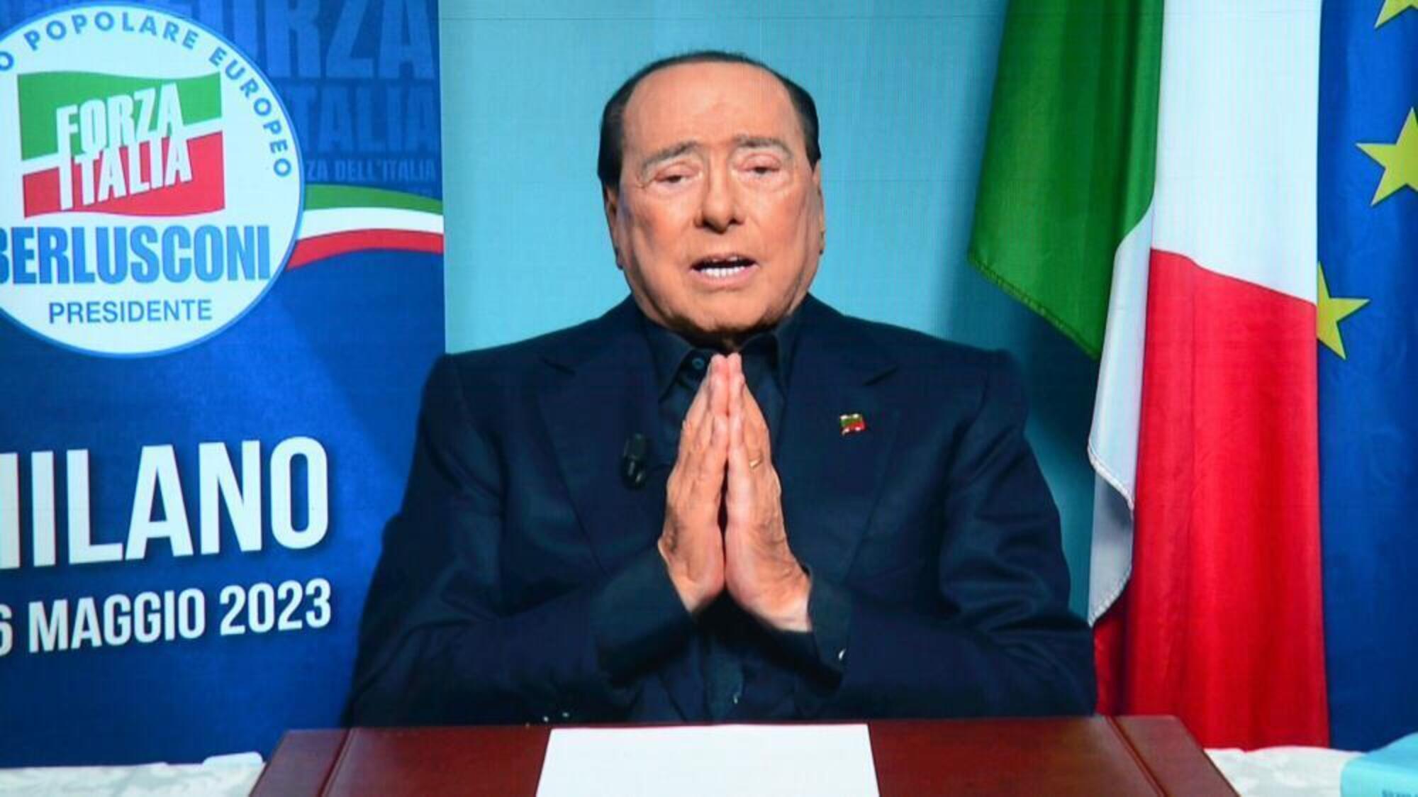 Silvio Berlusconi, "divinità" da Nuovo Testamento