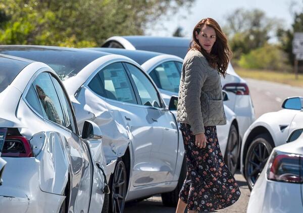 Ma le auto elettriche faranno la fine delle Tesla in &quot;Leave the world behind&quot;? Musk risponde sul film Netflix