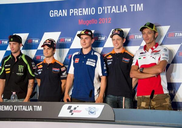 Casey Stoner snobba &ldquo;i giochini mentali&rdquo;. Poi, per&ograve;, cita Lorenzo e Pedrosa, &ldquo;dimenticando&rdquo; Valentino Rossi