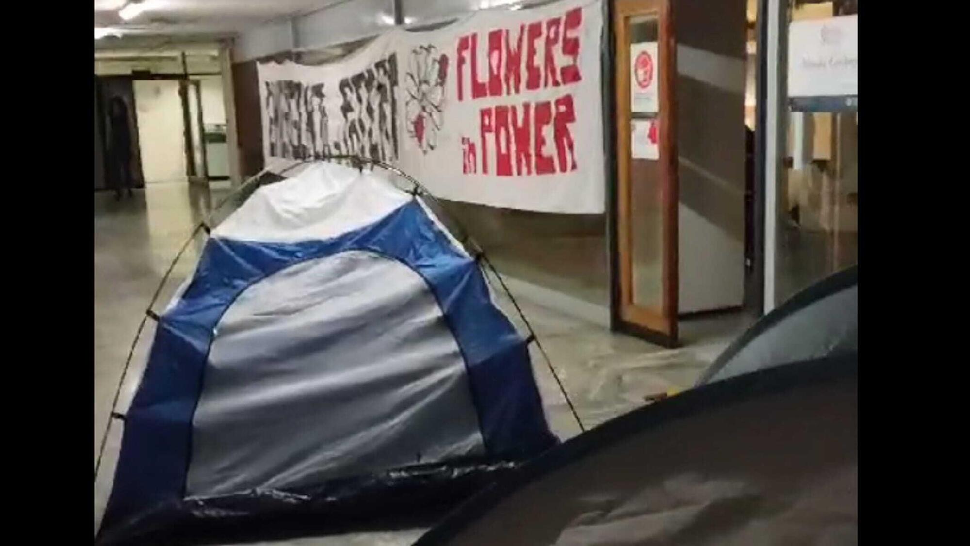 Studenti in tenda contro lo sgombero dell&#039;ex Civis e Officine Pasolini