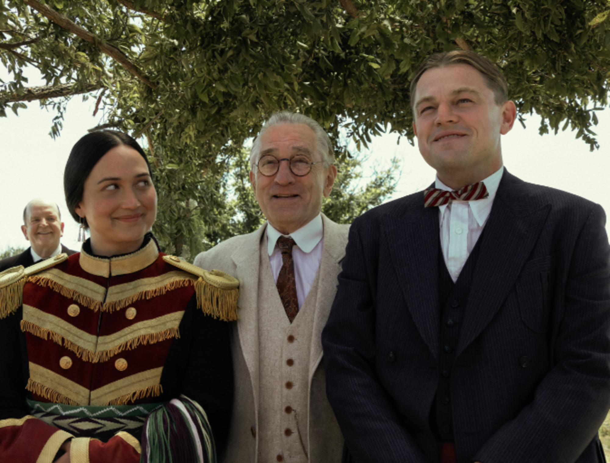 Lily Gladstone, Robert De Niro e Leonardo DiCaprio in “The Killers of The Flower Moon” di Martin Scorsese
