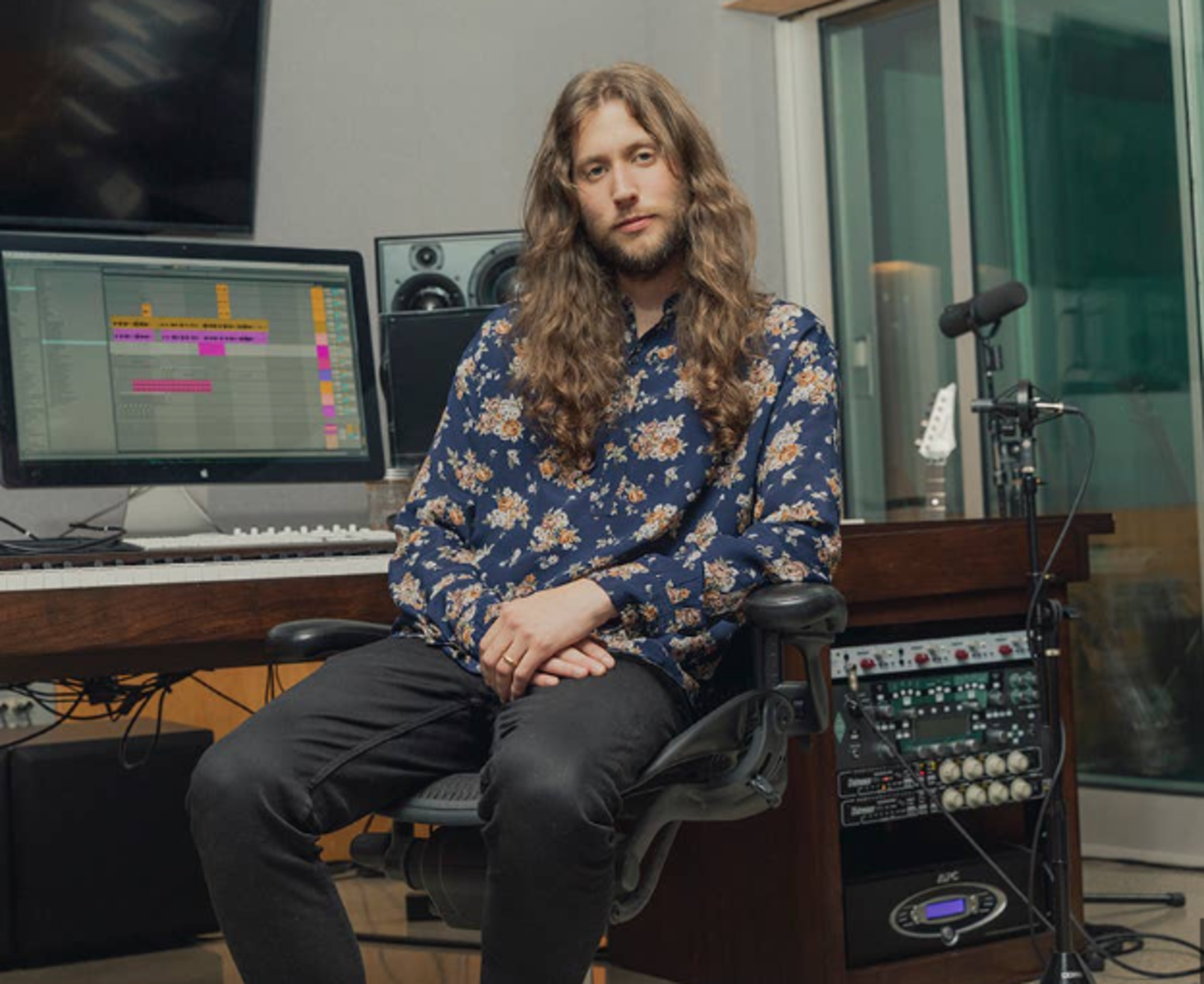 Ludwig G&ouml;ransson nel suo studio di registrazione