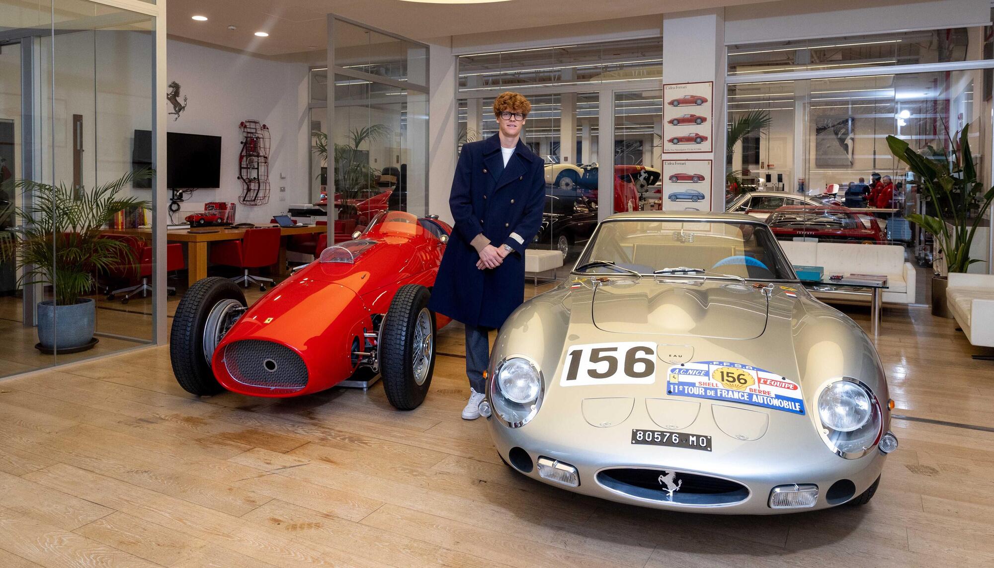 Sinner nel reparto classiche Ferrari di Maranello