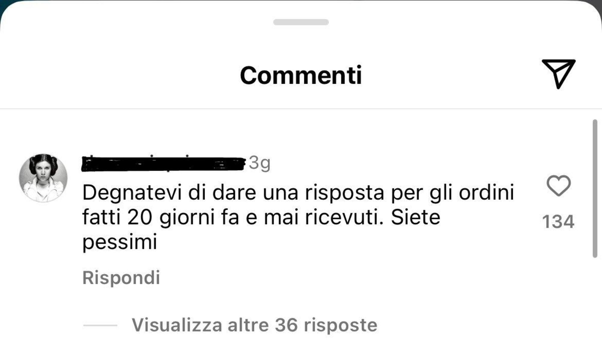 Commenti social che denunciano ritardi nelle consegne di prodotti sponsorizzati da Chiara Ferragni