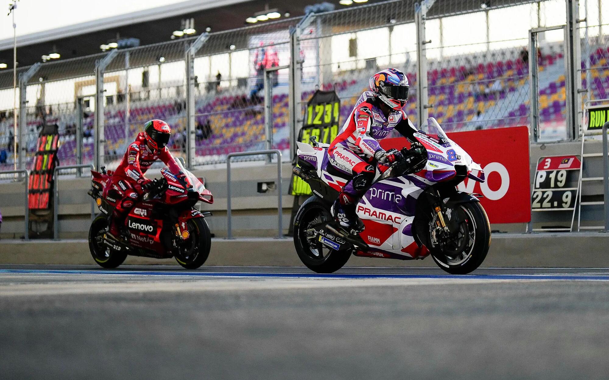 Pecco Bagnaia e Jorge Mart&iacute;n escono dai box assieme - Qatar 2023