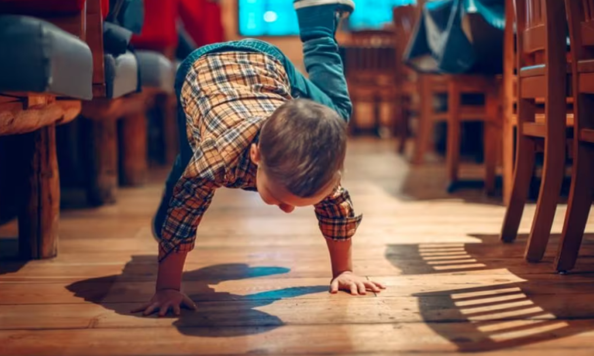 Un bambino che gioca al ristorante