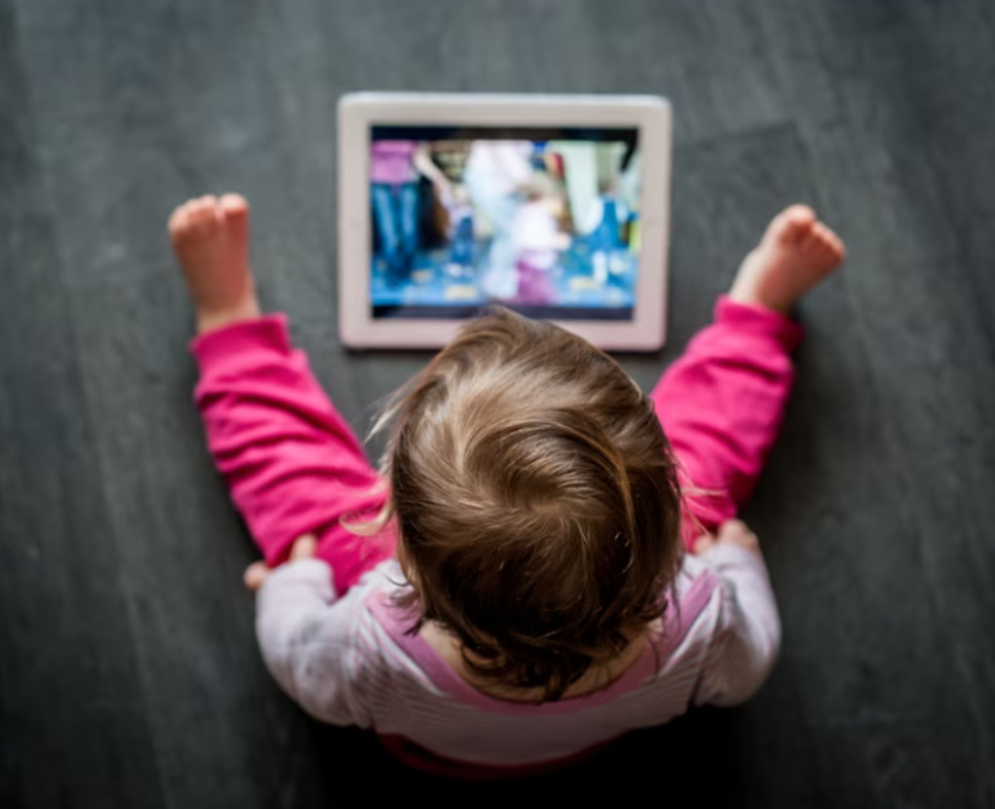 Bimba che gioca con il suo tablet