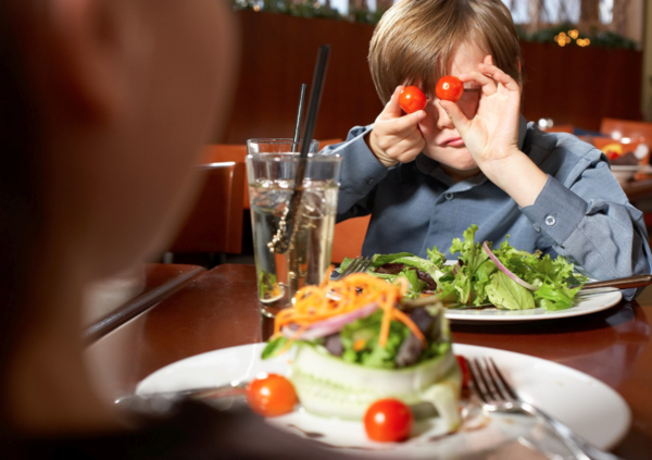 Dovremmo davvero vietare ai bambini di andare al ristorante? Decidetevi: o volete l&#039;educazione affettiva, o quella militare