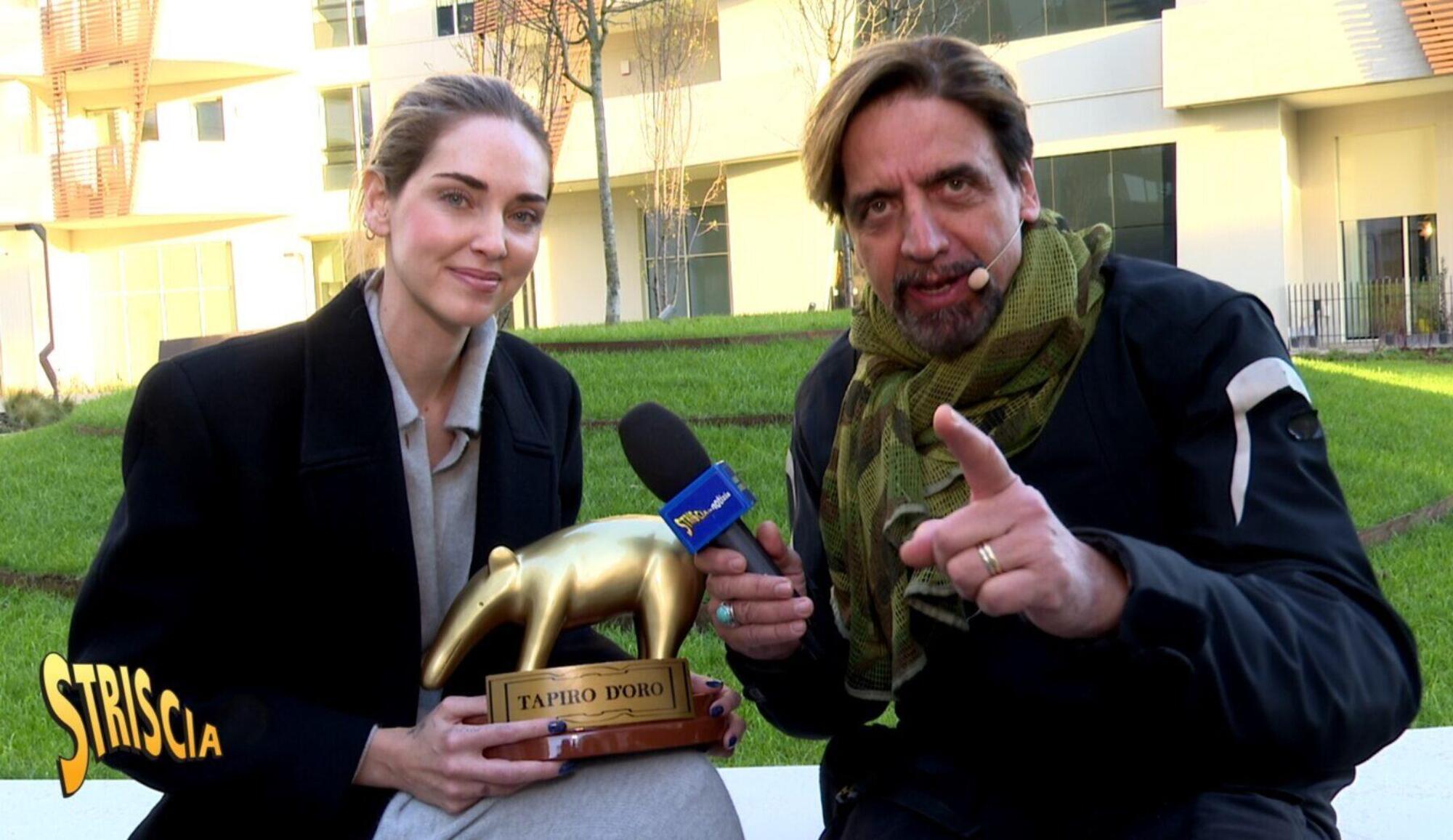 Chiara Ferragni riceve il Tapiro d&#039;oro da Valerio Staffelli di Striscia la notizia