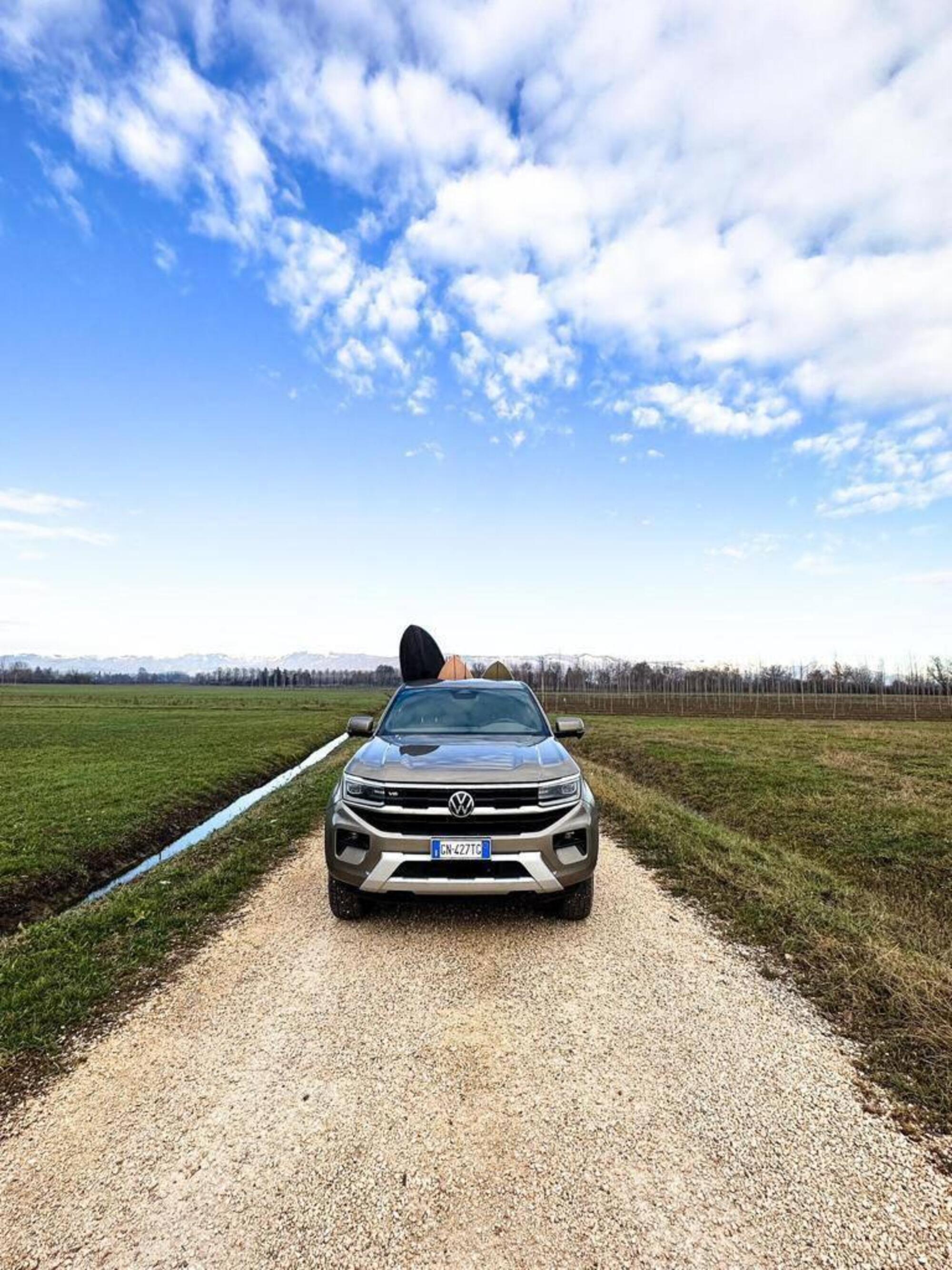 Il Volkswagen Amarok 2023 con le tavole da surf