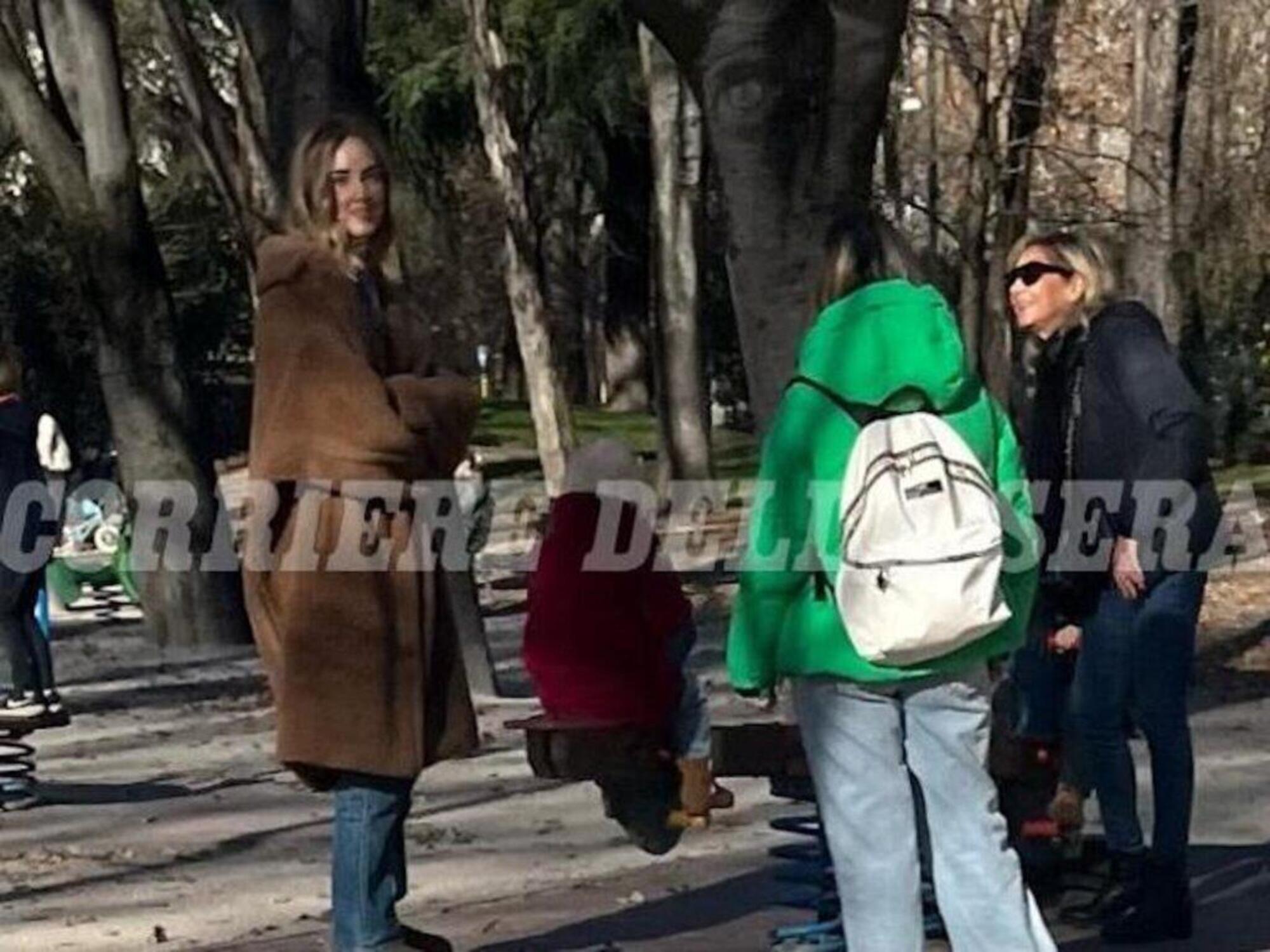 Chiara Ferragni al Parco Sempione di Milano con mamma e figli (foto Corriere)