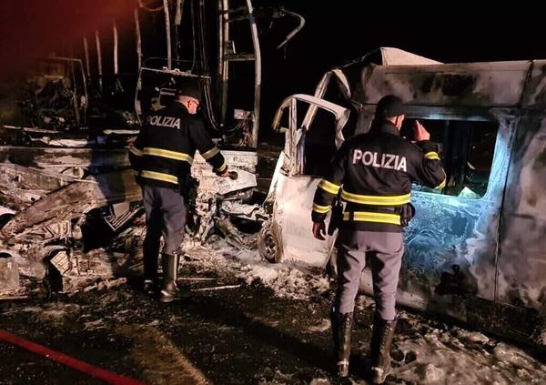 Com&rsquo;&egrave; successo lo spaventoso frontale tra un&rsquo;ambulanza e un pullman che ha causato quattro morti? Tutti i dettagli 