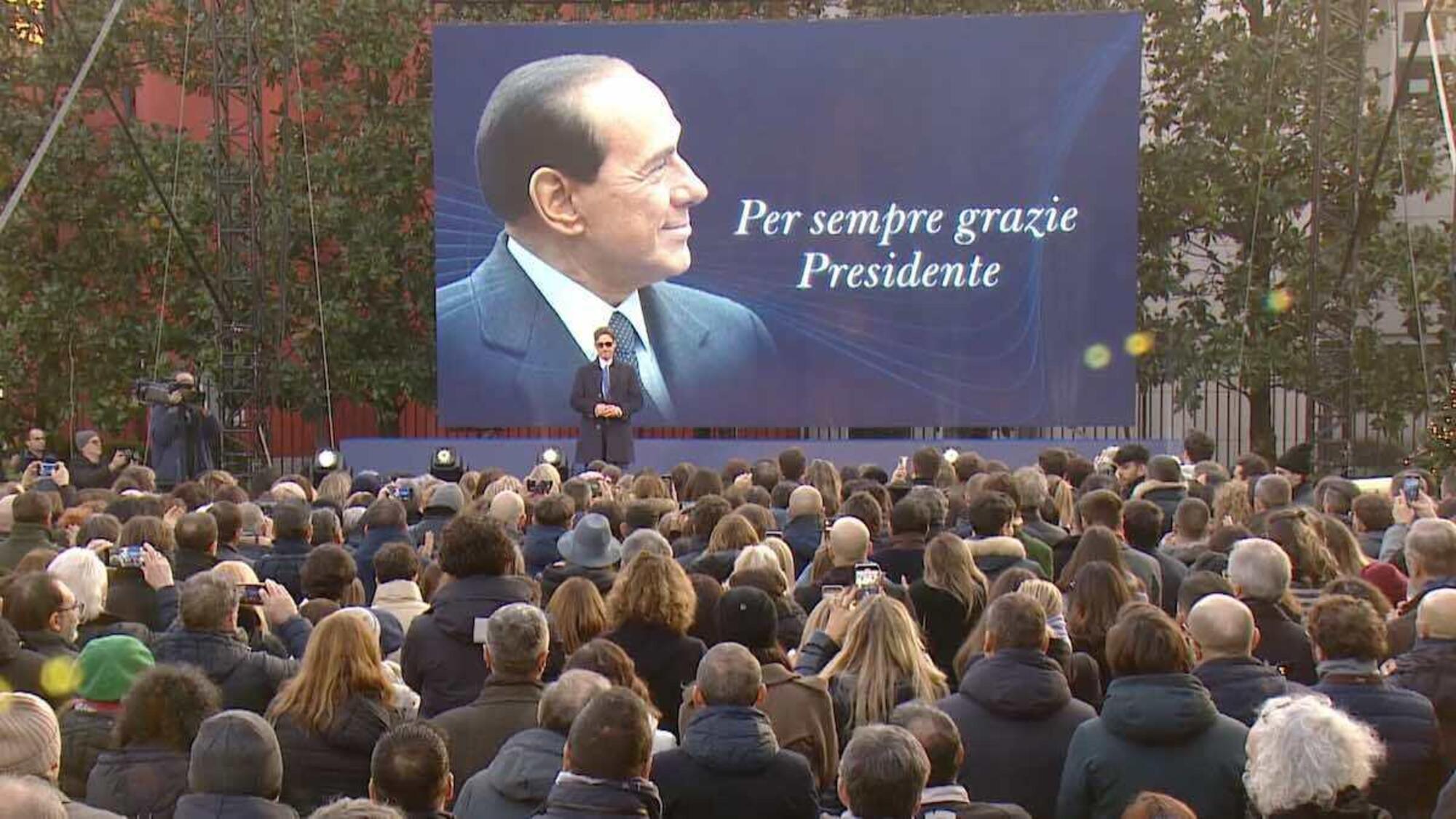 L'omaggio di Pier Silvio al padre Silvio Berlusconi durante gli auguri natalizi di Mediaset