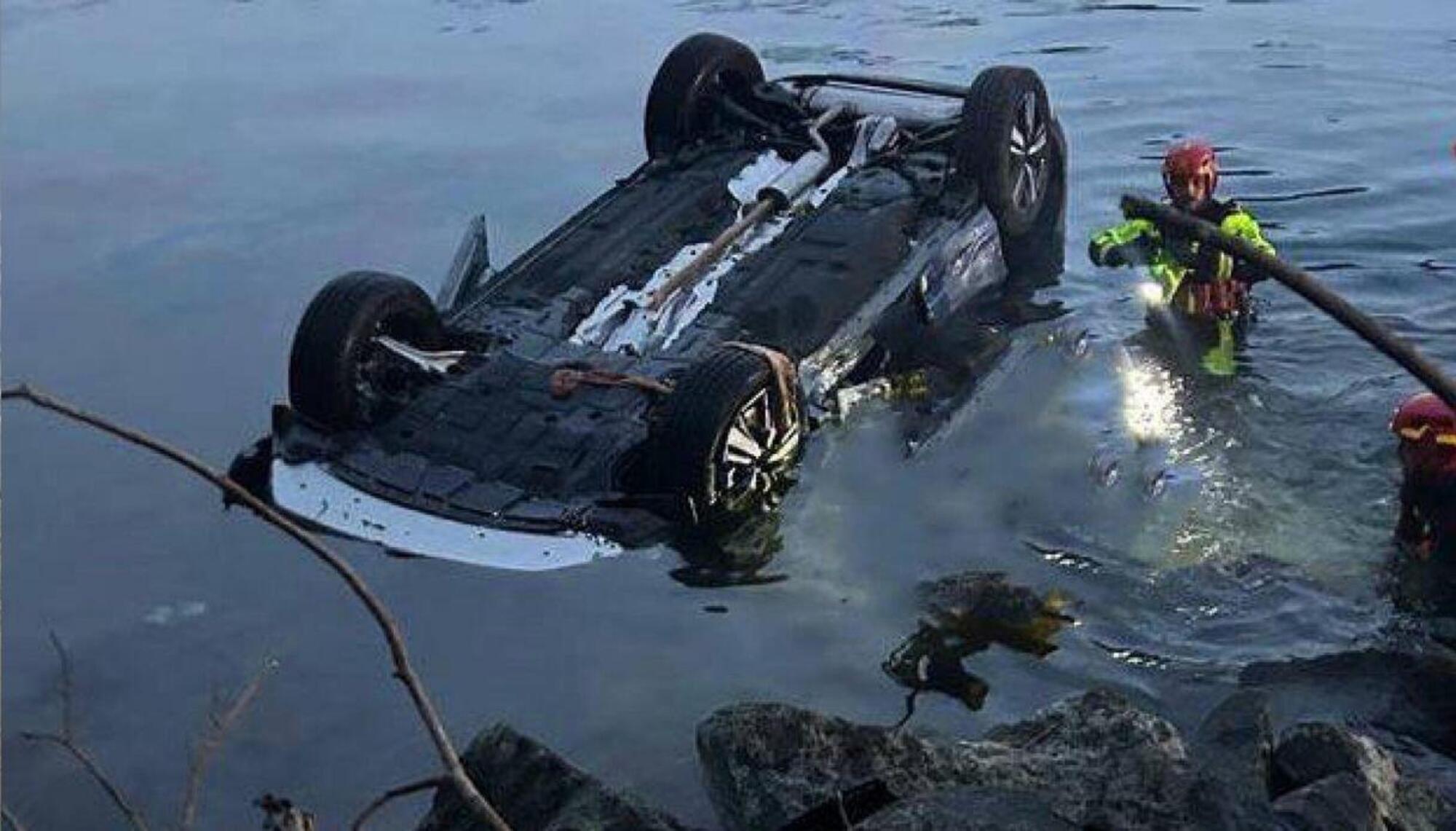 Auto nel lago di Como