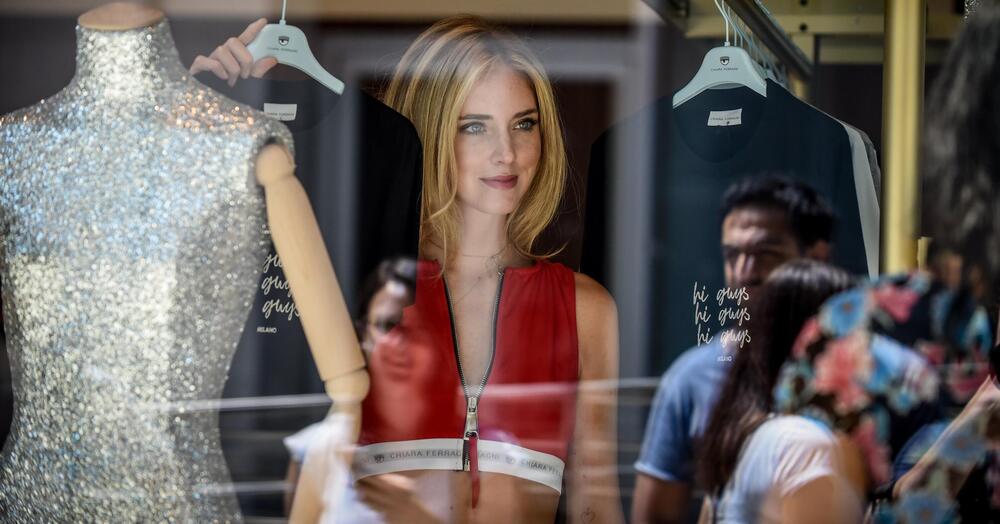 Siamo andati nello store di Chiara Ferragni (deserto), dove tutto &egrave; in saldo al 50%: anche la borsetta simbolo... 