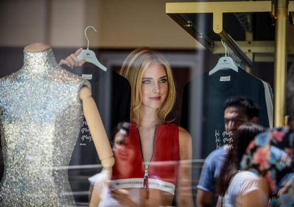 Siamo andati nello store di Chiara Ferragni (deserto), dove tutto &egrave; in saldo al 50%: anche la borsetta simbolo... 