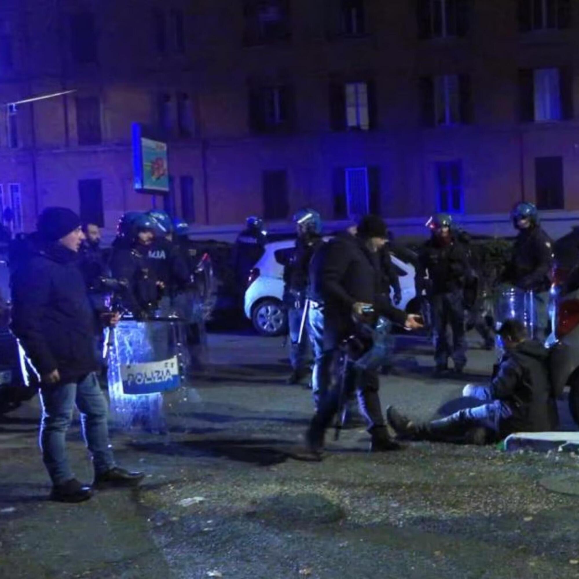 Una scena degli scontri dopo Lazio-Roma di Coppa Italia