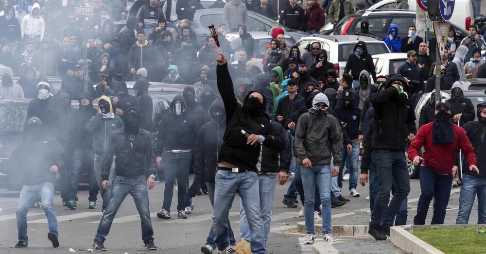 Tifosi Lazio-Roma: disordini, saluti romani, bombe carta. Ma perch&eacute; nell&#039;ordine pubblico del calcio siamo un Paese del terzo mondo?