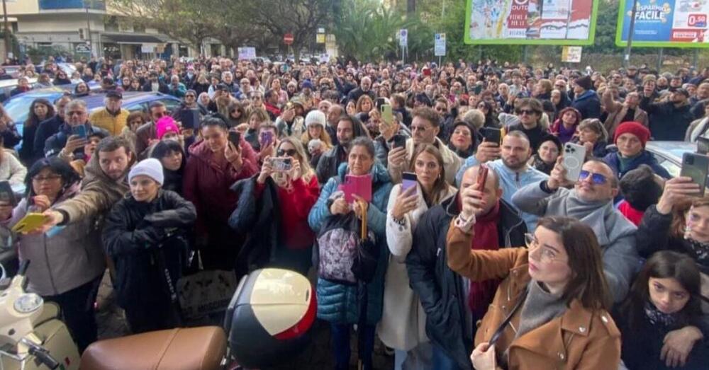 A Palermo in migliaia in piazza per il cane Aron, ma &egrave; polemica: &quot;Vi importa pi&ugrave; di un animale che di donne uccise, bambini palestinesi e mafia?&quot;