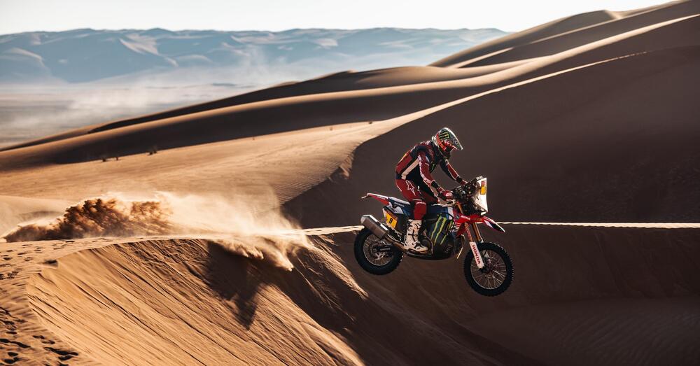 Reportage dal deserto della Dakar 2024: Le 48 ore di Gioele Meoni, le razioni militari con Nasser Al-Attiyah e una tenda sotto le stelle