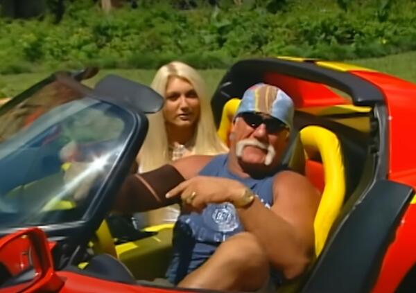 Ma lo avete visto Hulk Hogan che soccorre una ragazza dopo un incidente stradale in cui si era ribaltata e incastrata in auto?